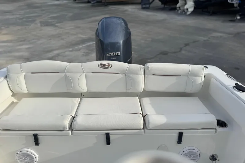 Slide: The Image of 2019 Sea Hunt Ultra 235 SE boat with Yamaha 200 engine and cushioned seating. - 12