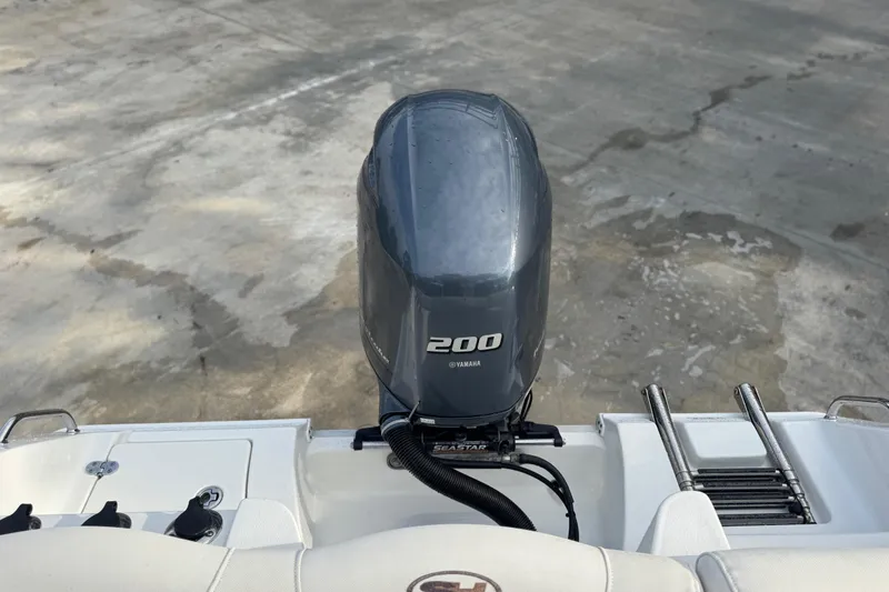 Slide: The Image of 2019 Sea Hunt Ultra 235 SE with Yamaha 200 outboard motor. - 25