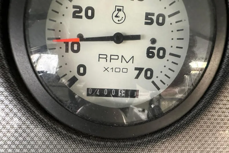 Slide: The Image of Tachometer of 2015 PlayCraft 25 Clipper showing 400.5 RPM. - 11
