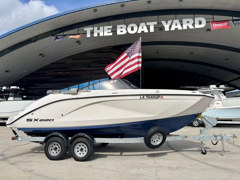 Slide: The Image of 2023 Yamaha SX 220 boat on trailer, side view. - 14