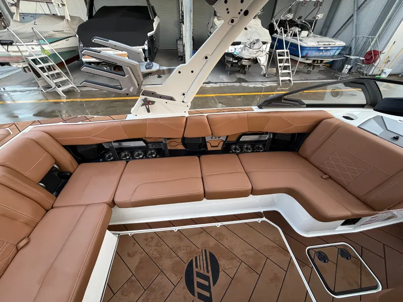Slide: The Image of Malibu Wakesetter 23 LSV 2025 - 13