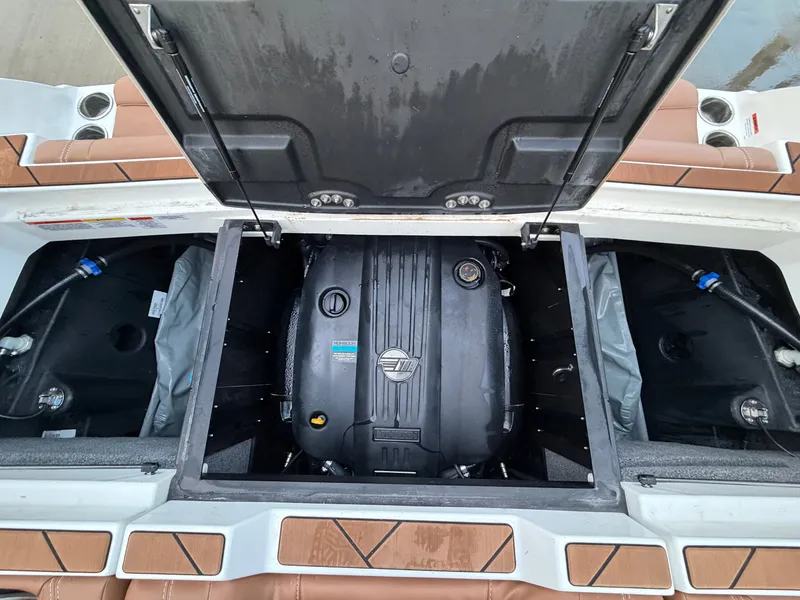 Slide: The Image of Malibu Wakesetter 23 LSV 2025 - 22