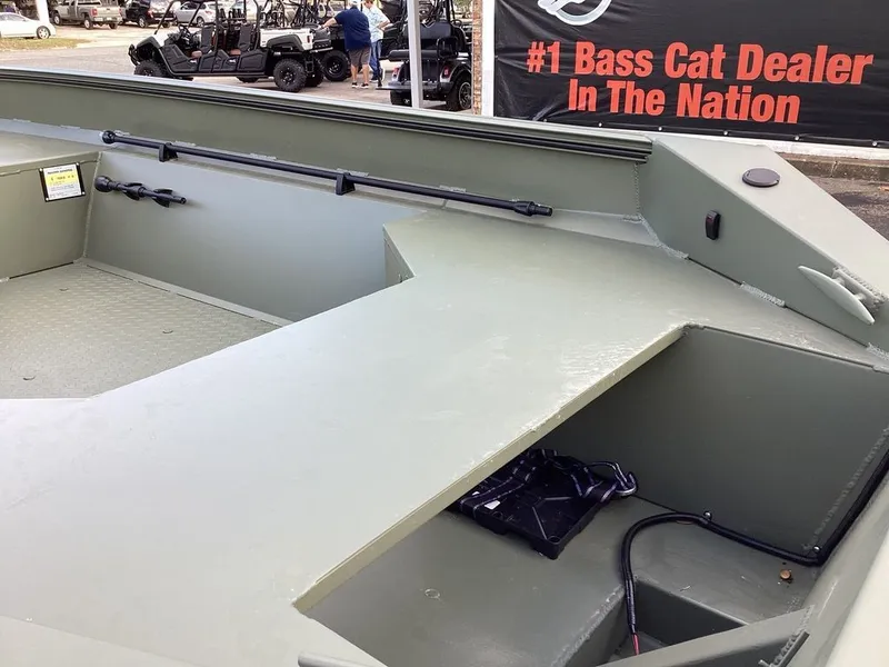 Slide: The Image of Edge Boats Sportsman 550 2026 - 20