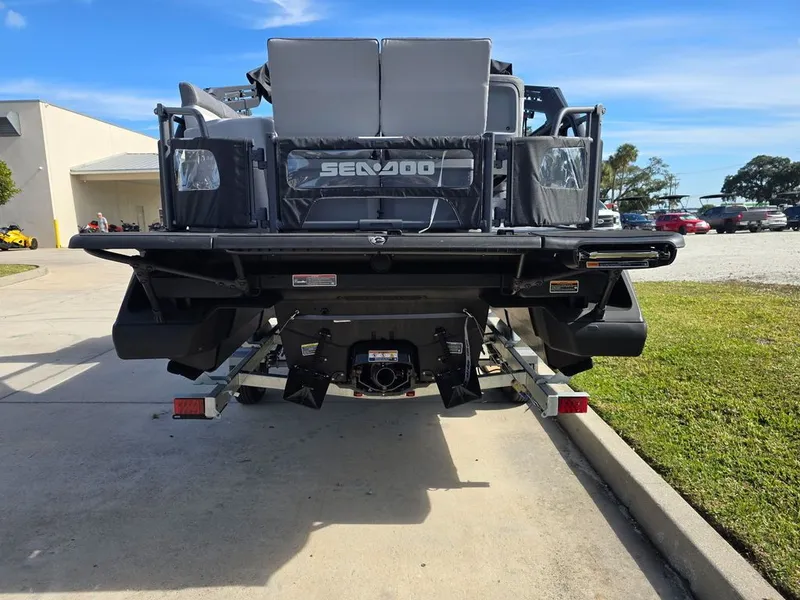 Slide: The Image of Sea-Doo Switch Cruise™ 18 - 230 hp - Tech Galvan 2026 - 3