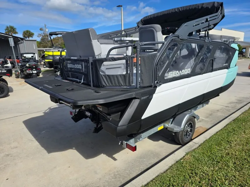 Slide: The Image of Sea-Doo Switch Cruise™ 18 - 230 hp - Tech Galvan 2026 - 4