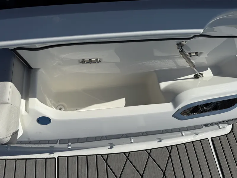 Slide: The Image of Sea Ray SLX 260 Outboard 2026 - 4