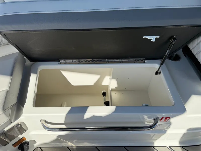 Slide: The Image of Sea Ray SLX 260 Outboard 2026 - 6