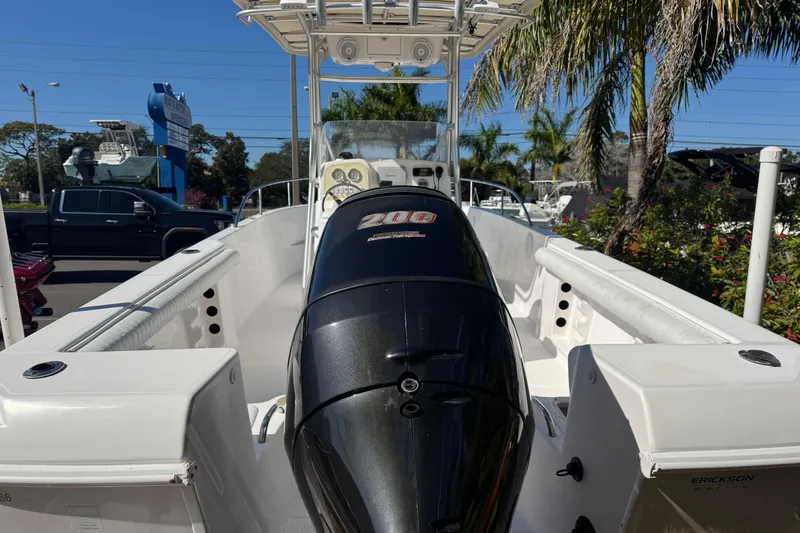 Slide: The Image of 2006 PROLINE 23 boat with powerful outboard motor, parked outdoors near palm trees. - 4