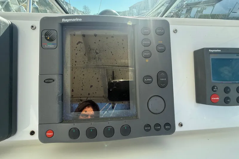 Slide: The Image of Raymarine L760 display on 2002 Wellcraft 290 Coastal boat dashboard. - 17