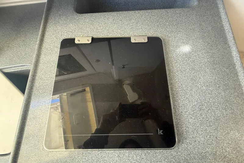 Slide: The Image of Glass stove cover on Wellcraft 290 Coastal boat, 2002 model, with reflective surface. - 29