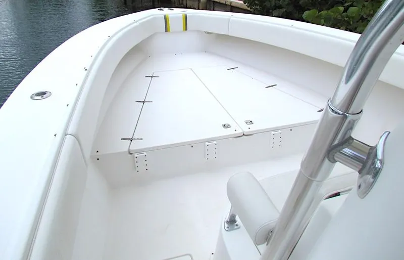 Slide: The Image of 2005 Venture 34 Open boat deck, spacious and clean design, white finish. - 9