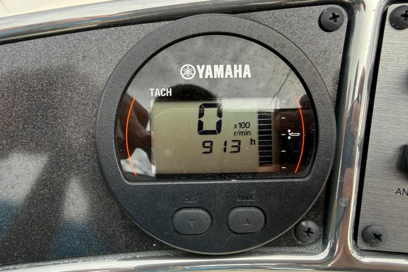 Slide: The Image of Yamaha tachometer on 2022 Scout 177 Sport, displaying 913 hours. - 13