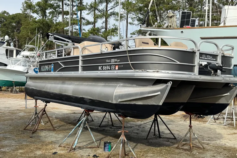 The Image of 2017 SUNTRACKER TRI-TOON, Fishin' Barge 22 DLX - 0