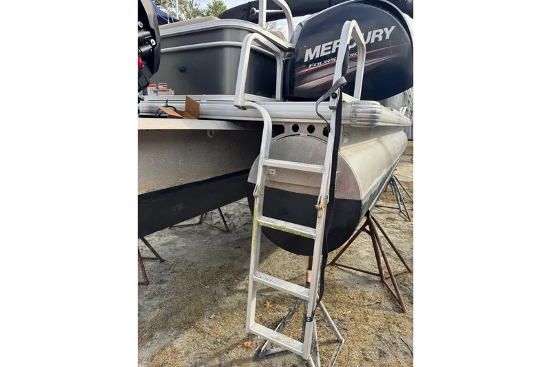 Slide: The Image of 2017 SUNTRACKER TRI-TOON, Fishin' Barge 22 DLX - 10