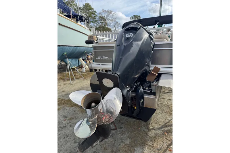 Slide: The Image of 2017 SUNTRACKER TRI-TOON, Fishin' Barge 22 DLX - 11