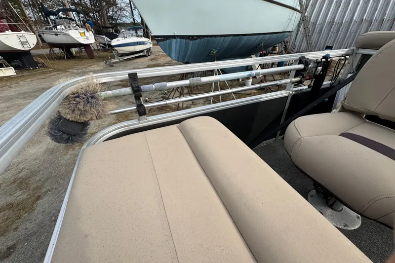 Slide: The Image of 2017 SUNTRACKER TRI-TOON, Fishin' Barge 22 DLX - 18