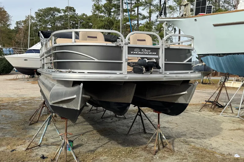 Slide: The Image of 2017 SUNTRACKER TRI-TOON, Fishin' Barge 22 DLX - 2