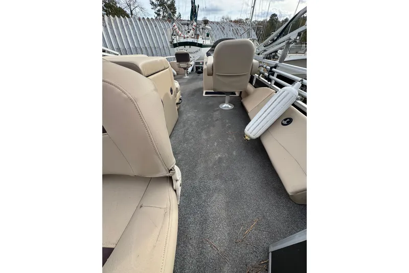 Slide: The Image of 2017 SUNTRACKER TRI-TOON, Fishin' Barge 22 DLX - 21