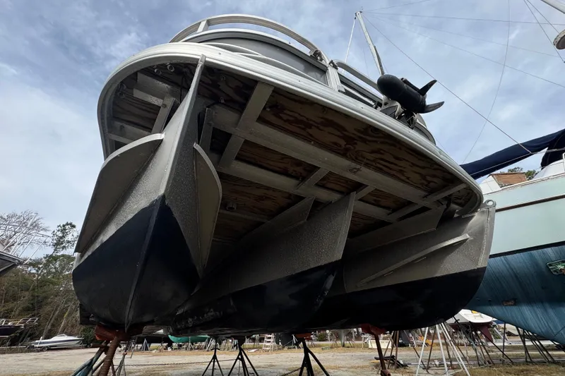 Slide: The Image of 2017 SUNTRACKER TRI-TOON, Fishin' Barge 22 DLX - 3