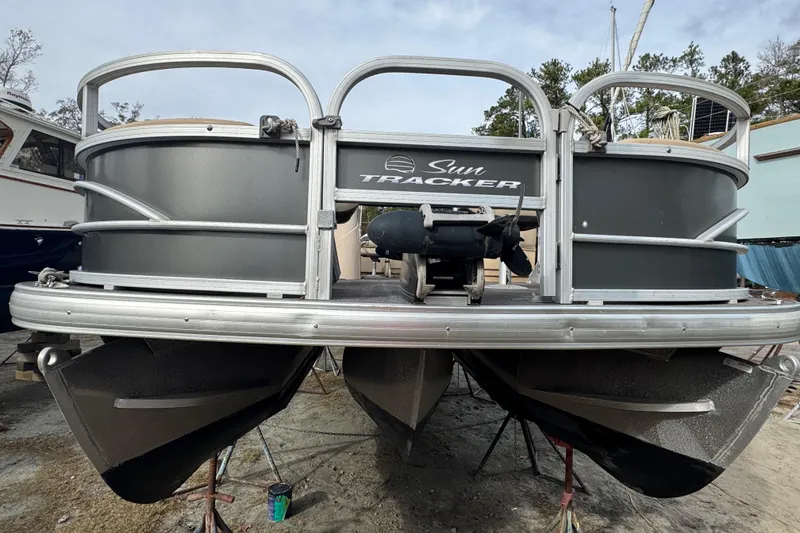 Slide: The Image of 2017 SUNTRACKER TRI-TOON, Fishin' Barge 22 DLX - 4