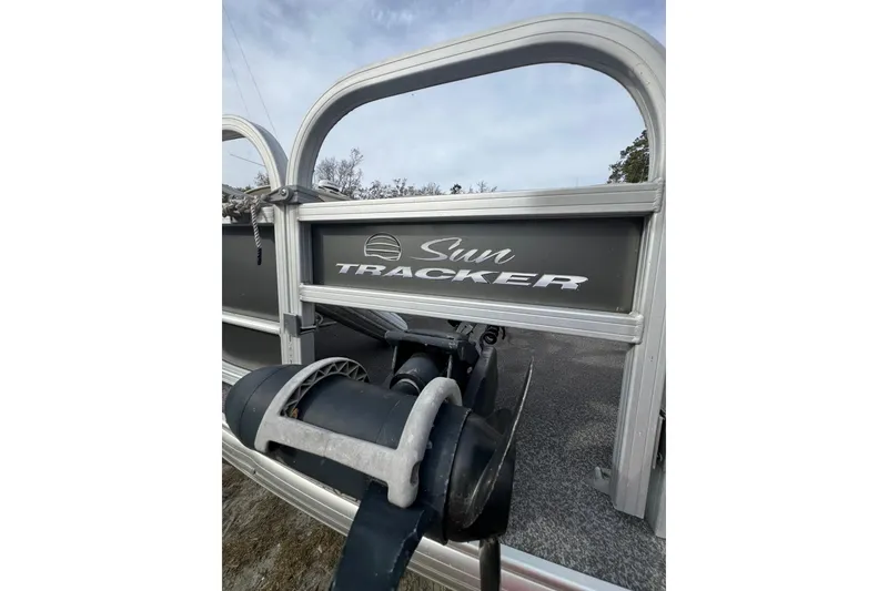 Slide: The Image of 2017 SUNTRACKER TRI-TOON, Fishin' Barge 22 DLX - 7