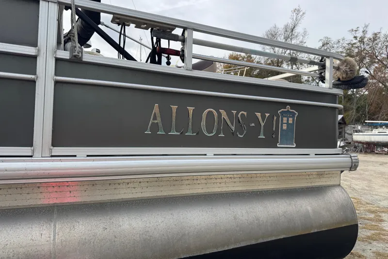 Slide: The Image of 2017 SUNTRACKER TRI-TOON, Fishin' Barge 22 DLX - 8