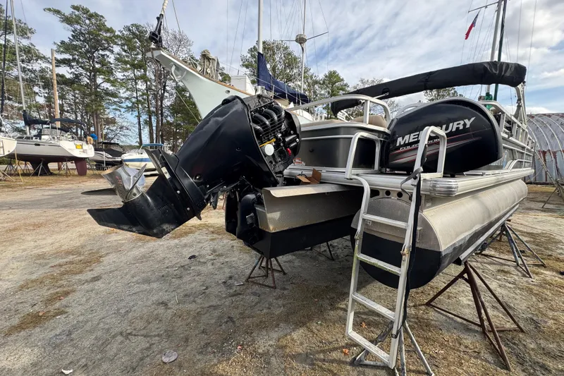 Slide: The Image of 2017 SUNTRACKER TRI-TOON, Fishin' Barge 22 DLX - 9