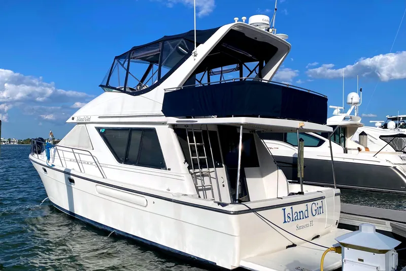 The Image of Bayliner 3988 Command Bridge Motoryacht 2000 docked at marina. - 0