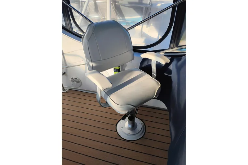 Slide: The Image of Captain's chair on 2000 Bayliner 3988 Command Bridge Motoryacht, featuring sleek design and comfort. - 15