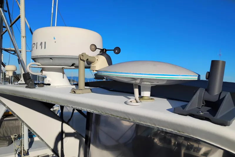 Slide: The Image of Radar and satellite equipment on 2000 Bayliner 3988 Command Bridge Motoryacht against clear blue sky. - 66