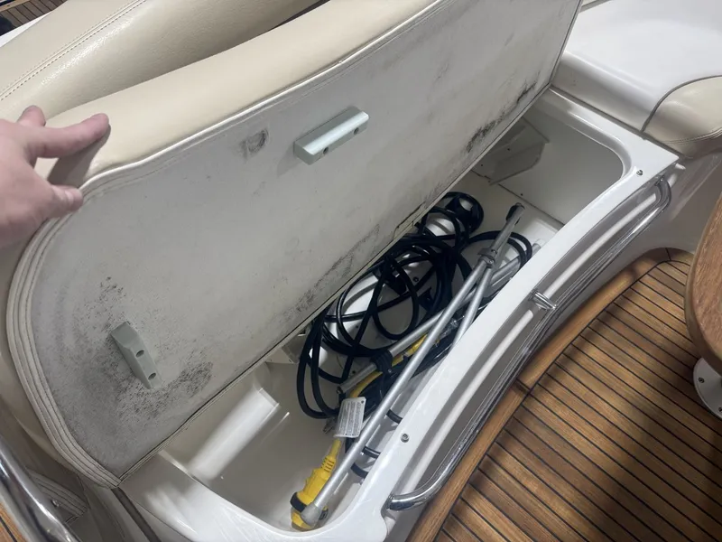 Slide: The Image of Sea Ray Sundancer 370 2012 - 18