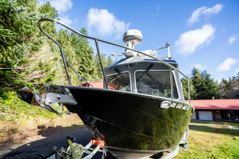 Slide: The Image of 2021 KingFisher 2825 Coastal Express boat on trailer, surrounded by trees and blue sky. - 41