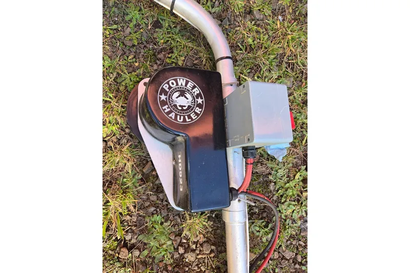 Slide: The Image of Power Hauler winch on grass, KingFisher 2825 Coastal Express, 2021 model. - 59