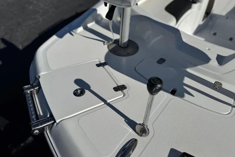 Slide: The Image of 2020 Tahoe 215 Xi boat deck with control lever and hatch. - 11