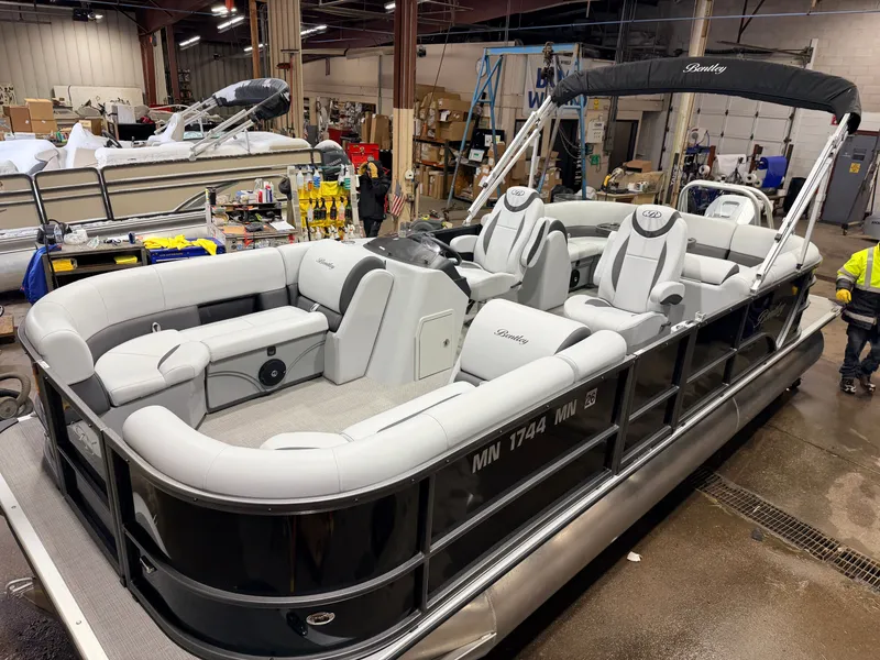 The Image of Bentley Pontoons Legacy 223 Navigator Quad Lounge Tri-toon Pontoon & 150HP Honda 4-Stroke EFI 2024 - 1