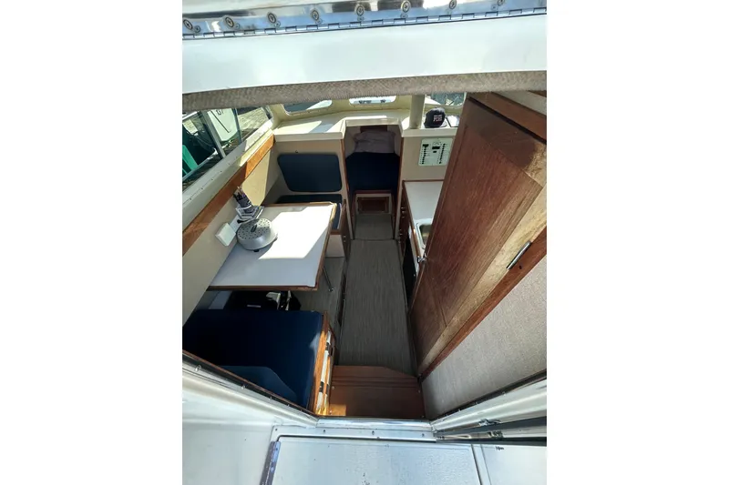 Slide: The Image of Interior of 1998 Blackman Billfisher 26 boat with seating and table. - 10