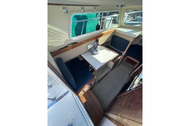Slide: The Image of Interior of 1998 Blackman Billfisher 26 boat with seating and table setup. - 11