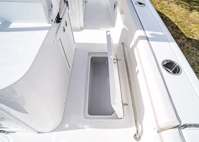 Slide: The Image of Sea Hunt Ultra 285 SE 2026 - 14