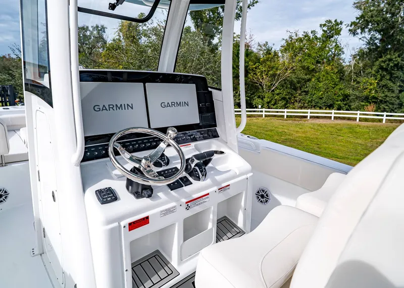 Slide: The Image of Sea Hunt Ultra 285 SE 2026 - 16