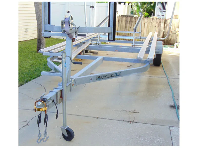 Slide: The Image of Trailer for 2017 Fiesta 22 Beachcomber boat, parked on concrete driveway. - 24