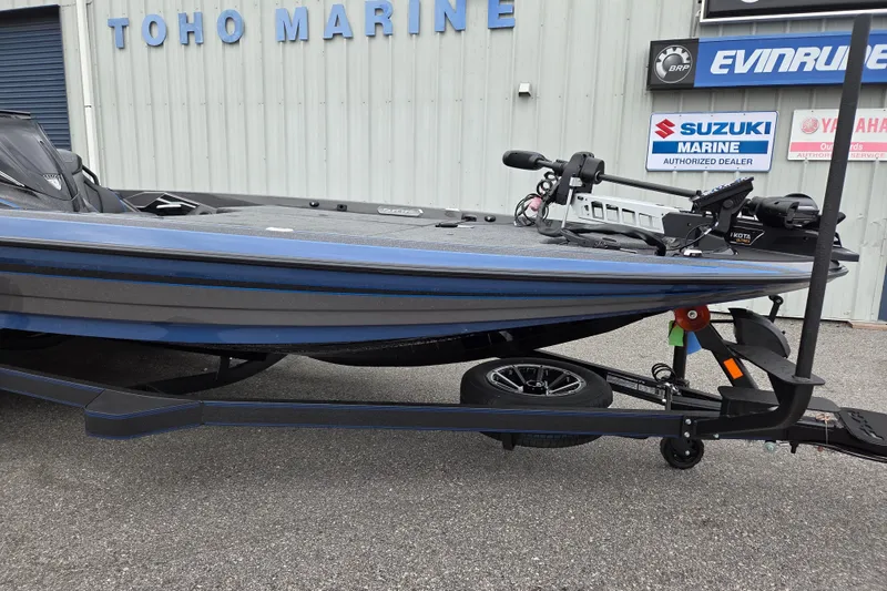 Slide: The Image of 2026 Skeeter FXR21 Apex boat at Toho Marine dealership. - 6