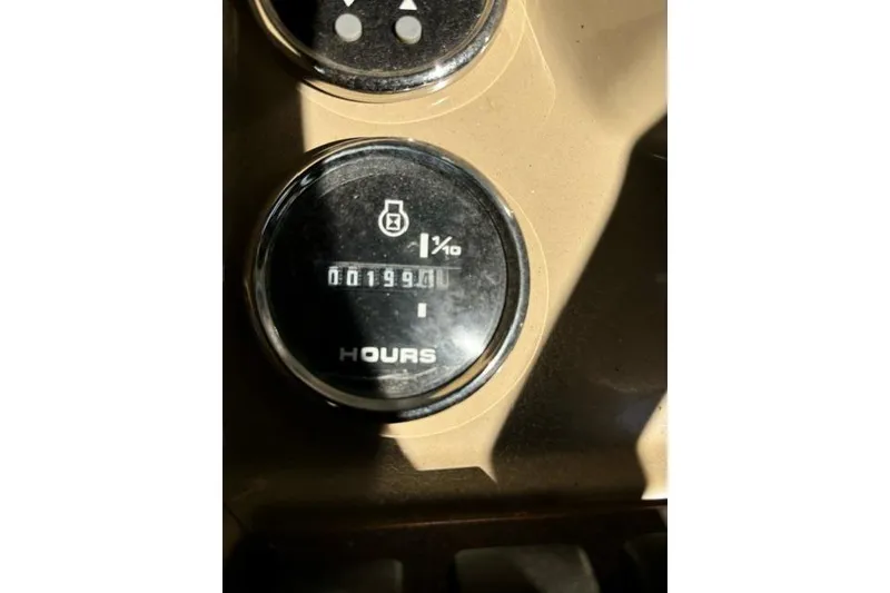 Slide: The Image of Hour meter showing 199.4 hours on 2019 Crest 220 CREST II. - 18