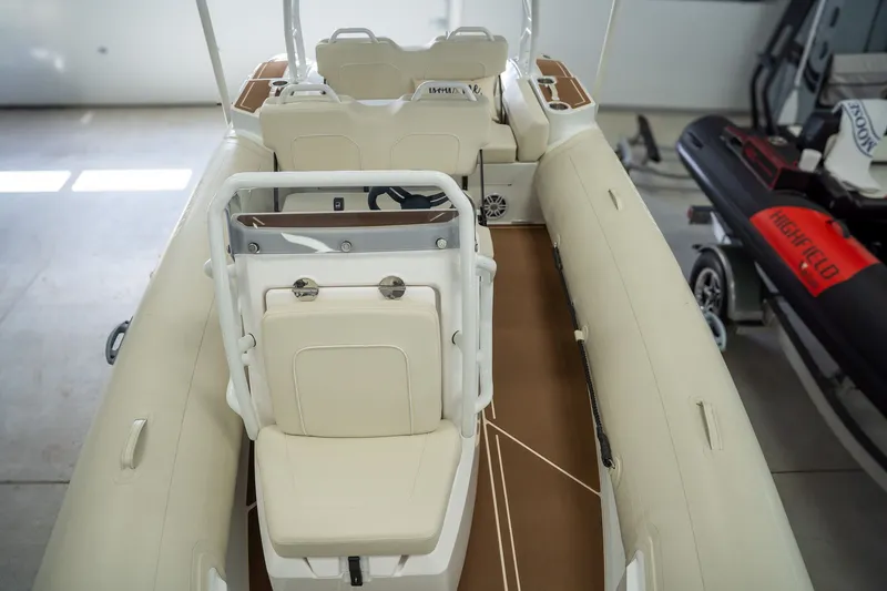 Slide: The Image of Highfield Velox 560 2026 - 15