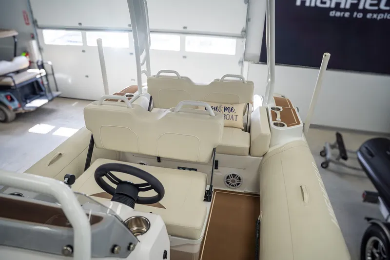 Slide: The Image of Highfield Velox 560 2026 - 8