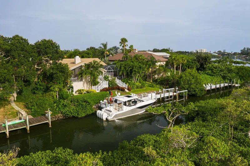Slide: The Image of Boston Whaler 405 Conquest 2027 - 12
