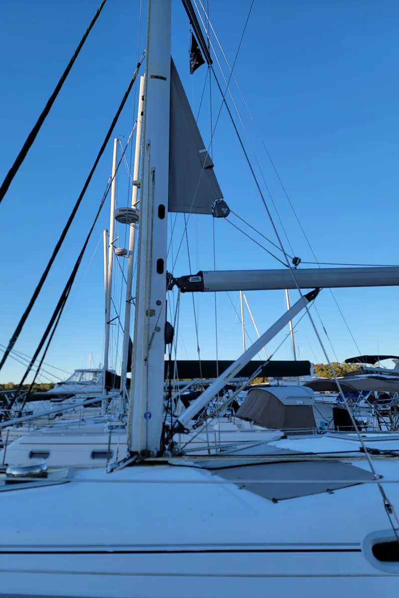 Slide: The Image of 2004 Hunter 41 AC sailboat with mast and rigging in marina setting. - 12