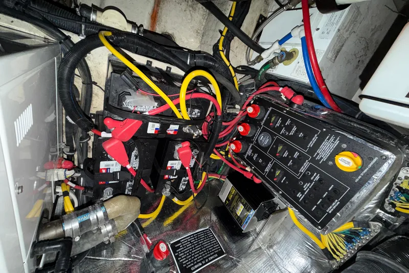 Slide: The Image of Electrical system and battery setup in a 2018 Rinker EX 320 boat. - 34