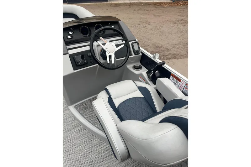 Slide: The Image of 2022 Bennington 25 LSR boat interior with steering wheel and captain's chair. - 10