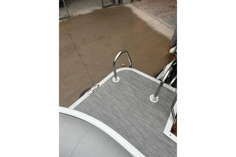 Slide: The Image of 2022 Bennington 25 LSR boat deck with stainless steel ladder. - 13