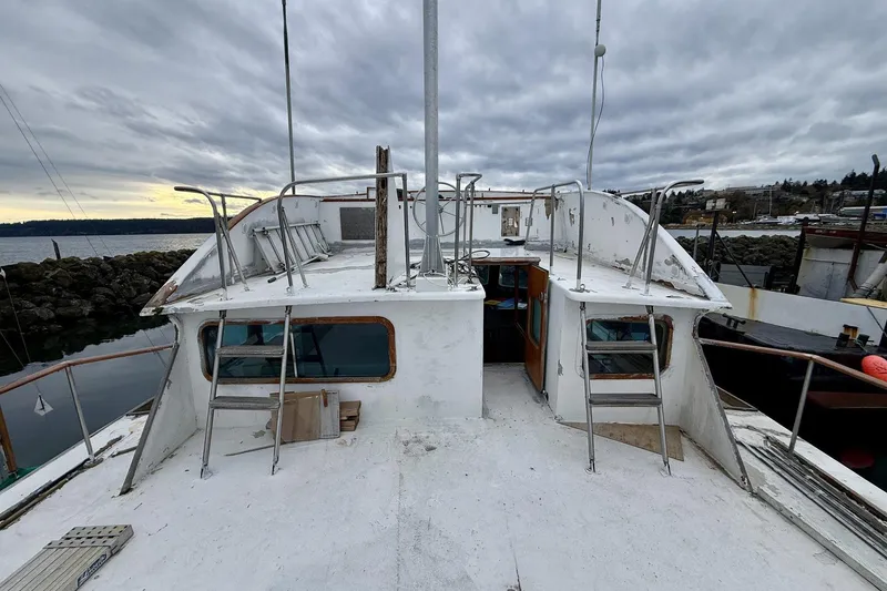 Slide: The Image of DeFever 60 - Flybridge - 11